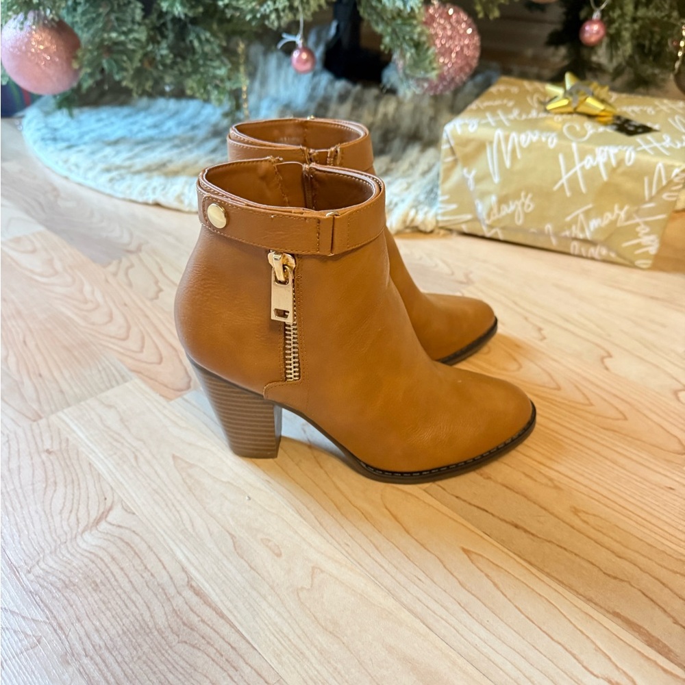 APT. 9 COGNAC ANKLE BOOTS SIZE 7